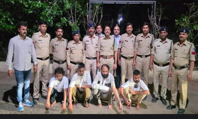 पुलिस टीम पर हमला, जमीन विवाद सुलझाने पहुंची टीम के दो जवान घायल; 4 आरोपी गिरफ्तार