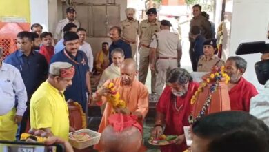 सीएम योगी आदित्यनाथ, पीतांबरा पीठ में की पूजा-अर्चना; VIP व्यवस्था से श्रद्धालु परेशान