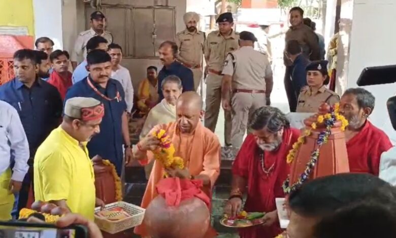 सीएम योगी आदित्यनाथ, पीतांबरा पीठ में की पूजा-अर्चना; VIP व्यवस्था से श्रद्धालु परेशान