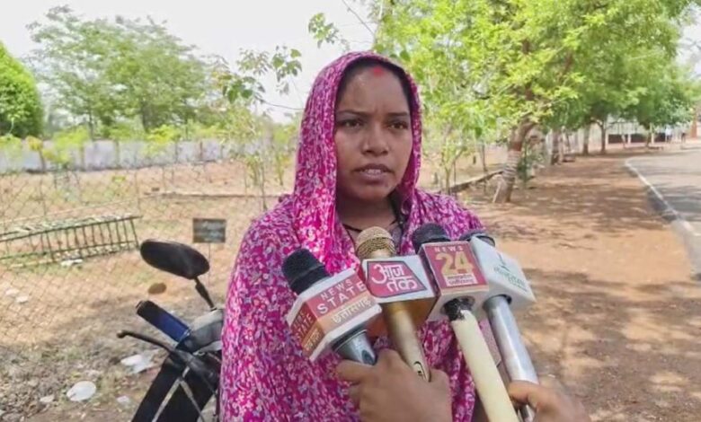 गांव में सरपंच और पंचों का सामाजिक बहिष्कार, कलेक्टर से लगाई न्याय की गुहार गांव में सरपंच और पंचों का सामाजिक बहिष्कार, कलेक्टर से लगाई न्याय की गुहार