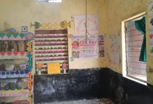 जर्जर भवन का खुला मामला, आंगनबाड़ी की छत का प्लास्टर