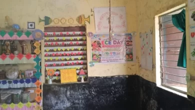 जर्जर भवन का खुला मामला, आंगनबाड़ी की छत का प्लास्टर