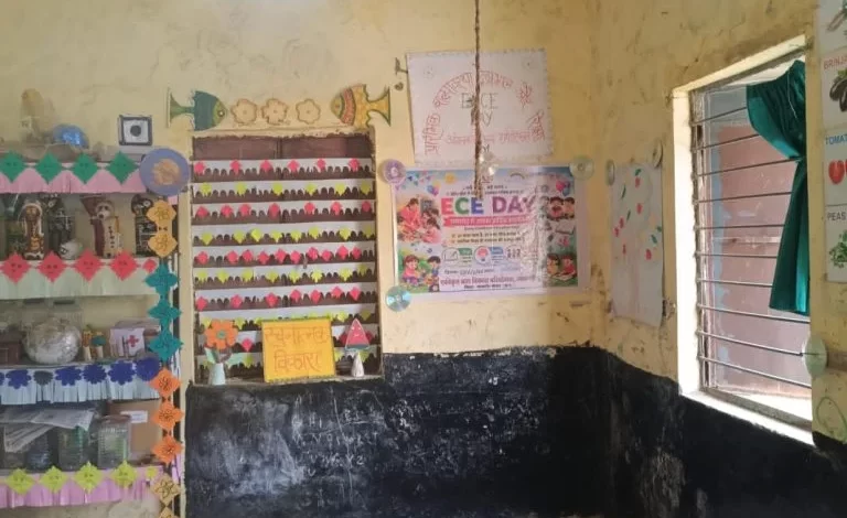 जर्जर भवन का खुला मामला, आंगनबाड़ी की छत का प्लास्टर
