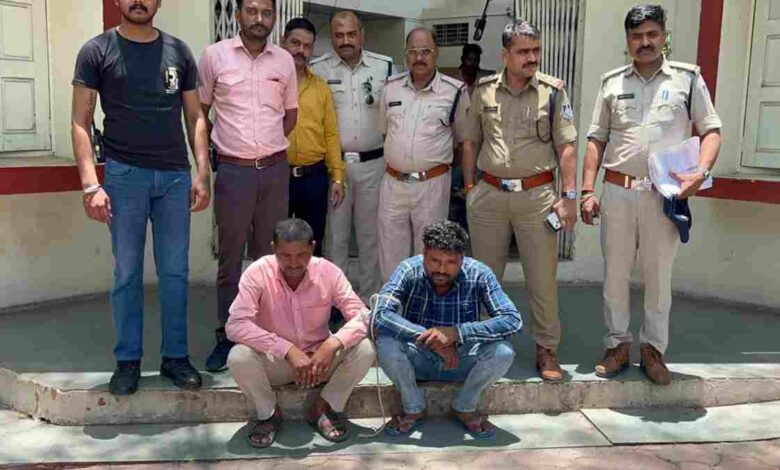 फर्जी दस्तावेज से जमीन बेचने वाला गिरोह पकड़ा गया, उज्जैन पुलिस की बड़ी कार्रवाई फर्जी दस्तावेज से जमीन बेचने वाला गिरोह पकड़ा गया, उज्जैन पुलिस की बड़ी कार्रवाई
