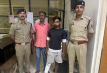 दहेजवार जंगल में जुआ फड़ पर पुलिस की छापेमारी, 2 आरोपी गिरफ्तार, 3 बाइक जब्त