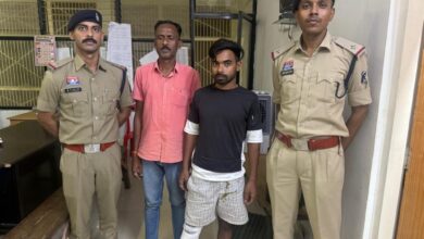 दहेजवार जंगल में जुआ फड़ पर पुलिस की छापेमारी, 2 आरोपी गिरफ्तार, 3 बाइक जब्त