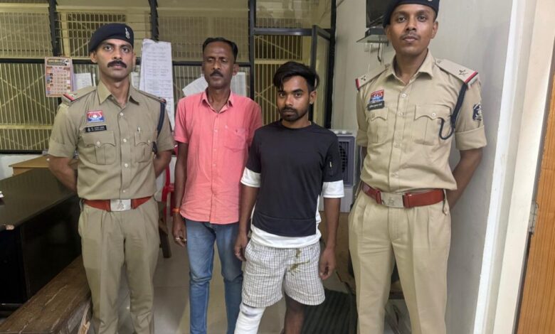 दहेजवार जंगल में जुआ फड़ पर पुलिस की छापेमारी, 2 आरोपी गिरफ्तार, 3 बाइक जब्त