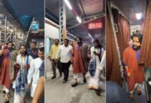 बागेश्वर धाम सरकार का संदेश साधना के बाद ट्रेन से सफर, आम यात्रियों के साथ साझा किया सार्वजनिक परिवहन का अनुभव बागेश्वर धाम सरकार का संदेश साधना के बाद ट्रेन से सफर, आम यात्रियों के साथ साझा किया सार्वजनिक परिवहन का अनुभव