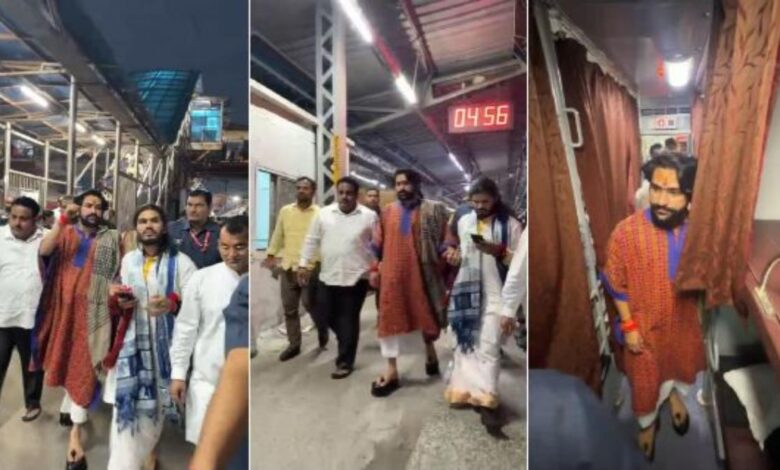 बागेश्वर धाम सरकार का संदेश साधना के बाद ट्रेन से सफर, आम यात्रियों के साथ साझा किया सार्वजनिक परिवहन का अनुभव बागेश्वर धाम सरकार का संदेश साधना के बाद ट्रेन से सफर, आम यात्रियों के साथ साझा किया सार्वजनिक परिवहन का अनुभव