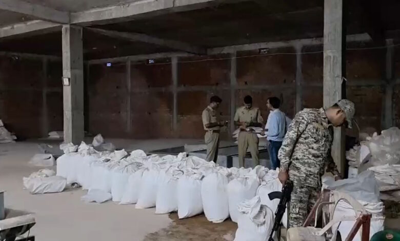 दुर्ग पुलिस की बड़ी कार्रवाई, गुटखा और पैकिंग मशीन समेत कच्चा माल जब्त