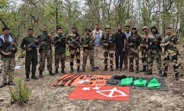 BSF-पुलिस की कार्रवाई, नक्सलियों के छिपाए हथियार और साहित्य बरामद BSF-पुलिस की कार्रवाई, नक्सलियों के छिपाए हथियार और साहित्य बरामद