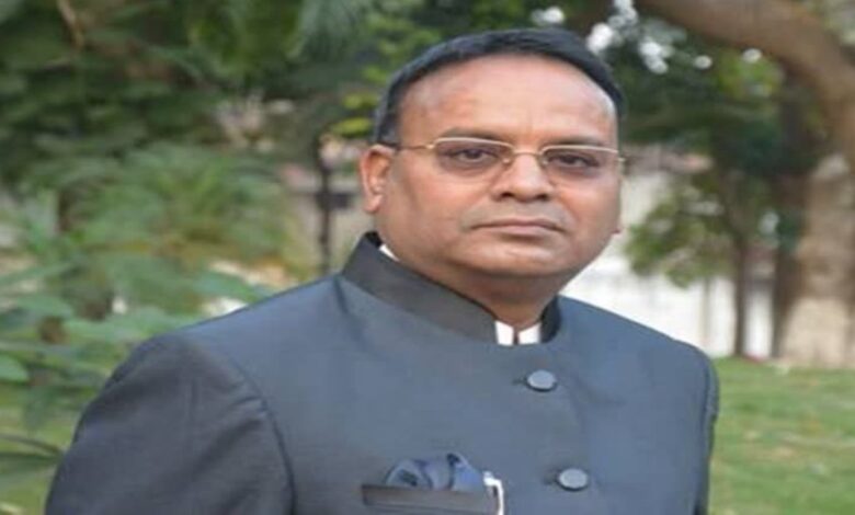 नायब तहसीलदारों की हड़ताल जारी, अजय चंद्राकर के बयान से बढ़ी सियासी गर्मी नायब तहसीलदारों की हड़ताल जारी, अजय चंद्राकर के बयान से बढ़ी सियासी गर्मी