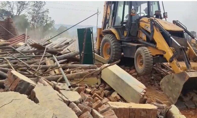34 अवैध मकान बुलडोजर से ढहाए गए, प्रशासन का सख्त संदेश