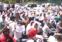 लोकल यूथ सर्वेयर्स ने मंत्री बंगले का घेराव कर जताया आक्रोश, नौकरी बहाली और बकाया भुगतान की मांग तेज