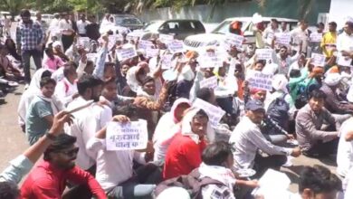 लोकल यूथ सर्वेयर्स ने मंत्री बंगले का घेराव कर जताया आक्रोश, नौकरी बहाली और बकाया भुगतान की मांग तेज लोकल यूथ सर्वेयर्स ने मंत्री बंगले का घेराव कर जताया आक्रोश, नौकरी बहाली और बकाया भुगतान की मांग तेज