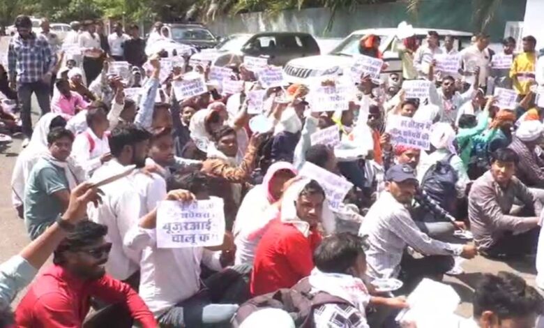 लोकल यूथ सर्वेयर्स ने मंत्री बंगले का घेराव कर जताया आक्रोश, नौकरी बहाली और बकाया भुगतान की मांग तेज