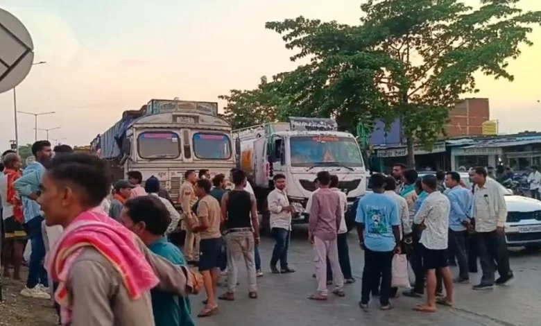 ट्रक हादसे में युवक की मौत के बाद हाईवे जाम, परिजनों को 10 लाख मुआवजे पर बनी सहमति ट्रक हादसे में युवक की मौत के बाद हाईवे जाम, परिजनों को 10 लाख मुआवजे पर बनी सहमति