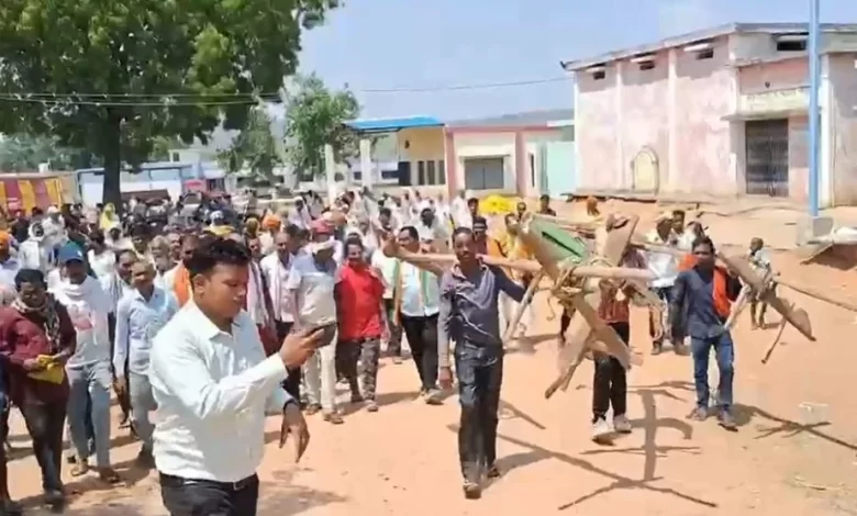 बुवाई के बीच खाद संकट, किसानों का सड़क पर प्रदर्शन और चक्काजाम बुवाई के बीच खाद संकट, किसानों का सड़क पर प्रदर्शन और चक्काजाम