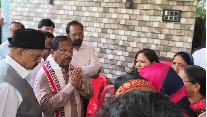कोरिया तिहरे हत्याकांड के बाद सियासत गरमाई, परिजनों ने सीबीआई जांच और सख्त कार्रवाई की मांग की कोरिया तिहरे हत्याकांड के बाद सियासत गरमाई, परिजनों ने सीबीआई जांच और सख्त कार्रवाई की मांग की