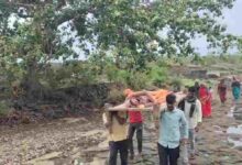 सड़क-पुल की कमी से जूझ रहा गांव, गर्भवती महिला को खटिया पर नदी पार कर अस्पताल पहुंचाया
