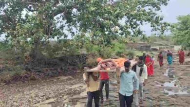 सड़क-पुल की कमी से जूझ रहा गांव, गर्भवती महिला को खटिया पर नदी पार कर अस्पताल पहुंचाया
