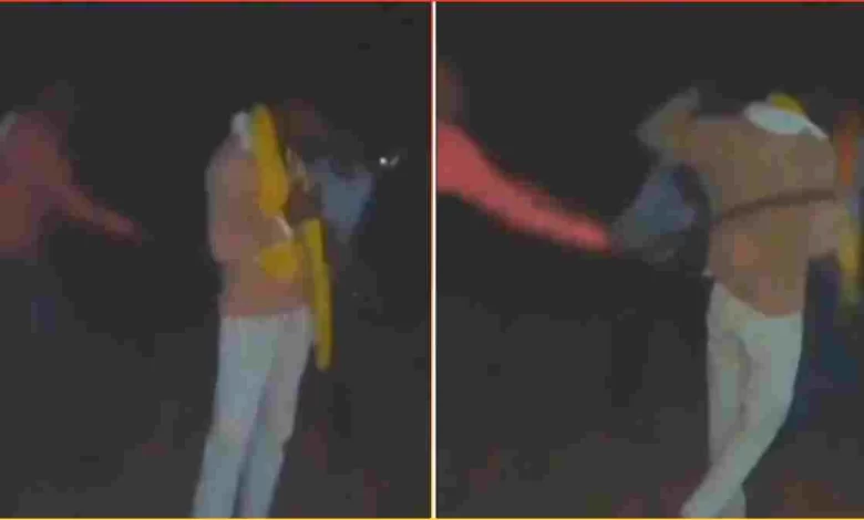 शराब पीने से रोकना पड़ा भारी, दबंगों ने युवक को बेल्ट से पीटा; वीडियो वायरल