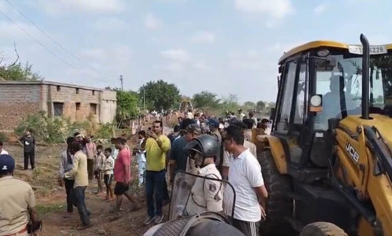 नकटी गांव में प्रशासन की बड़ी कार्रवाई, 48 अवैध मकानों को हटाने का अभियान शुरू