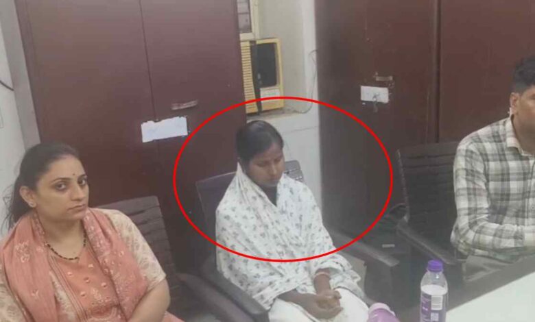 ग्वालियर में महिला पटवारी 5 हजार की रिश्वत लेते रंगे हाथ गिरफ्तार ग्वालियर में महिला पटवारी 5 हजार की रिश्वत लेते रंगे हाथ गिरफ्तार