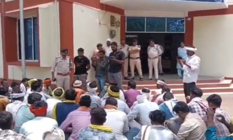 आदिवासी किशोर की संदिग्ध मौत पर बवाल, कार्रवाई नहीं होने से थाने का घेराव आदिवासी किशोर की संदिग्ध मौत पर बवाल, कार्रवाई नहीं होने से थाने का घेराव