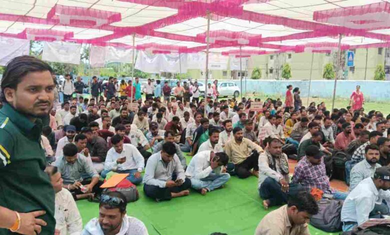 कर्मचारियों का बड़ा प्रदर्शन, वेतन वृद्धि और जॉब सुरक्षा की उठी मांग