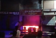 मुख्य बाजार में भीषण आग तीन मंजिला कपड़ा दुकान जलकर राख, लाखों का नुकसान
