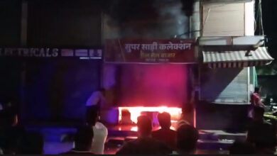 मुख्य बाजार में भीषण आग तीन मंजिला कपड़ा दुकान जलकर राख, लाखों का नुकसान मुख्य बाजार में भीषण आग तीन मंजिला कपड़ा दुकान जलकर राख, लाखों का नुकसान