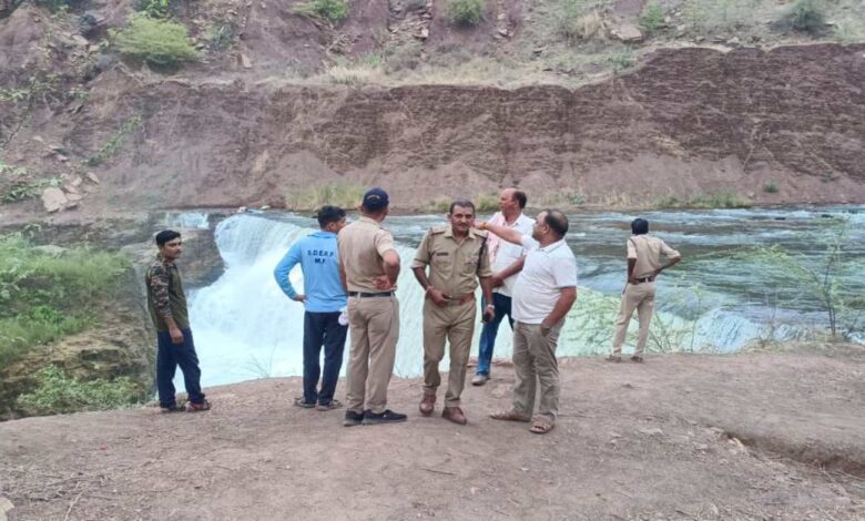 सेल्फी के दौरान फिसला पैर, इटमा वॉटरफॉल में गिरा 21 वर्षीय युवक