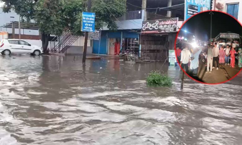विधायक कार्यालय के पास जलभराव से हंगामा, पुलिया निर्माण की मांग पर सड़क पर उतरे लोग विधायक कार्यालय के पास जलभराव से हंगामा, पुलिया निर्माण की मांग पर सड़क पर उतरे लोग