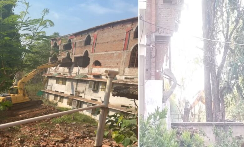 सेंट पॉल स्कूल परिसर में बने विवादित भवन पर चला बुलडोजर, प्रशासन ने की बड़ी कार्रवाई