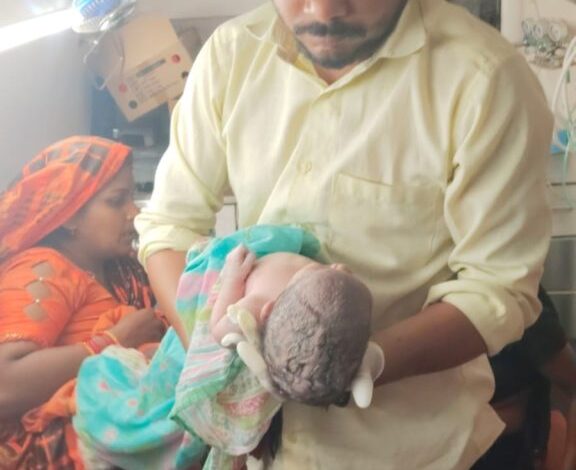 कोनी के पास एम्बुलेंस में हुई डिलीवरी, स्वस्थ शिशु ने लिया जन्म कोनी के पास एम्बुलेंस में हुई डिलीवरी, स्वस्थ शिशु ने लिया जन्म