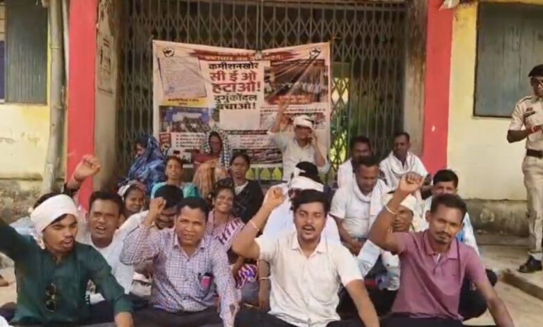 कांकेर में प्रशासन के खिलाफ बड़ा प्रदर्शन, सीईओ पर गंभीर आरोप लगाकर खोला मोर्चा