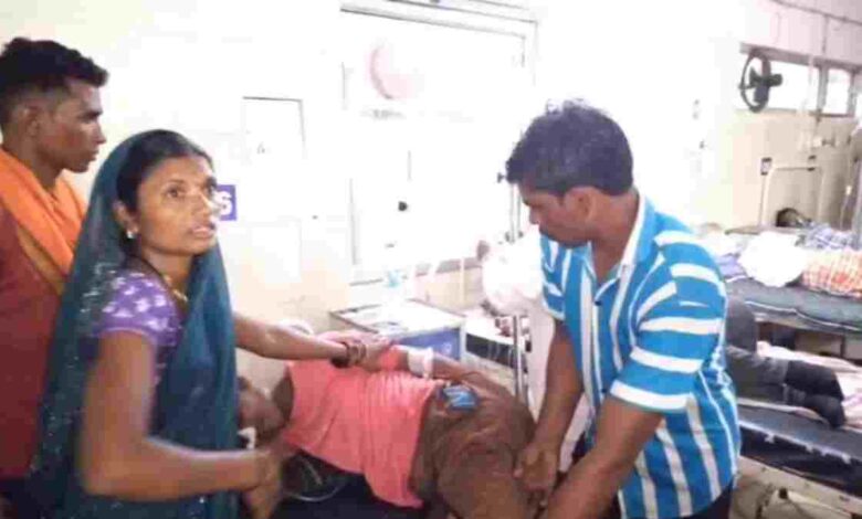 कीटनाशक सेवन से मां-बेटे की तबीयत बिगड़ी, अस्पताल में इलाज जारी