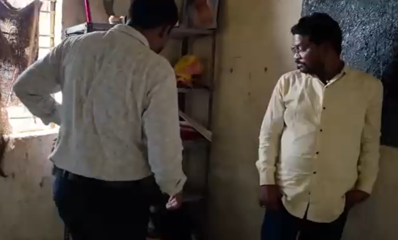 कवर्धा के सरकारी स्कूल में शराब पीते मिला शिक्षक, वीडियो वायरल