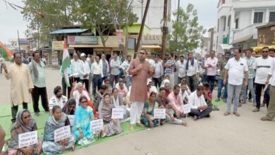परिक्रमा पथ के खिलाफ सड़क पर उतरी कांग्रेस, चक्काजाम से यातायात व्यवस्था प्रभावित