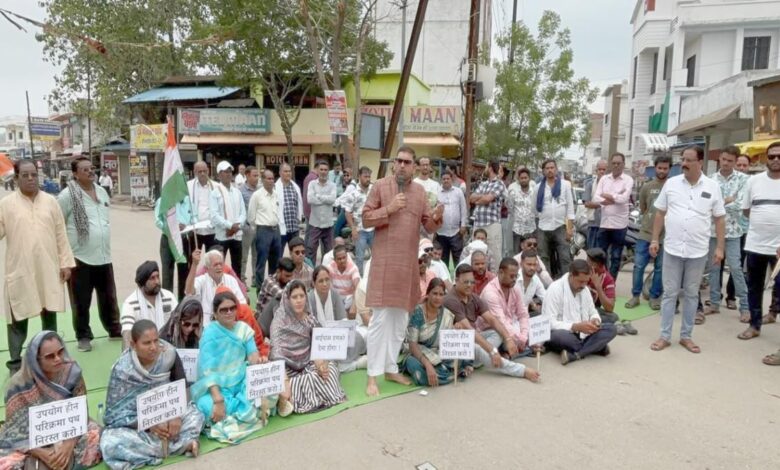 परिक्रमा पथ के खिलाफ सड़क पर उतरी कांग्रेस, चक्काजाम से यातायात व्यवस्था प्रभावित