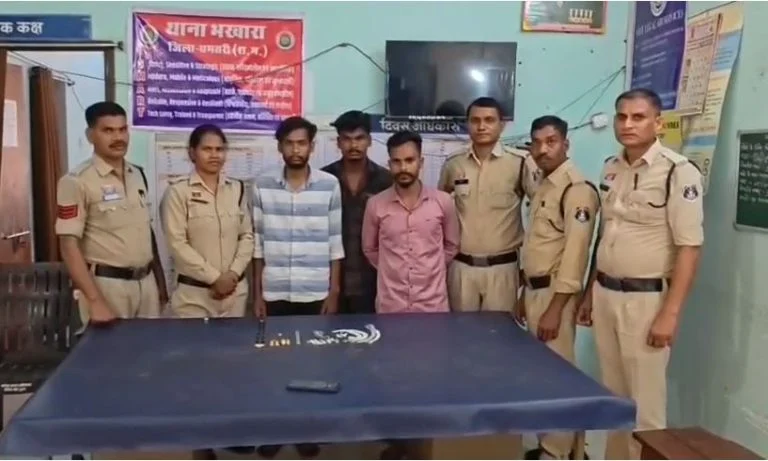 सराफा कारोबारी समेत 3 गिरफ्तार, सोने का बिस्किट भी बरामद