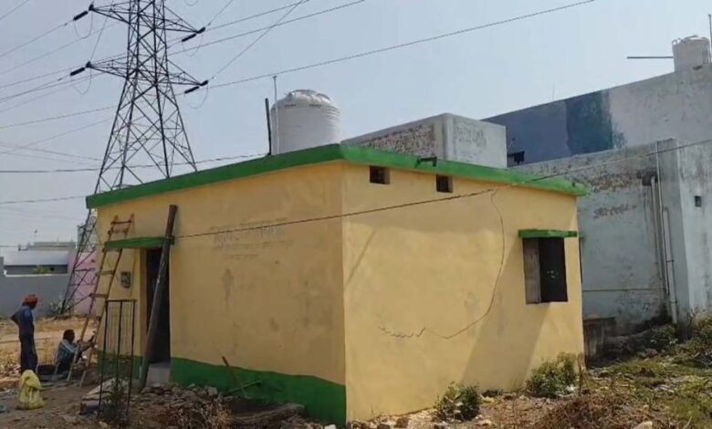 आम लोगों पर कार्रवाई, आंगनबाड़ी केंद्रों में खुद नगरपालिका ने लगाए मोटर पंप