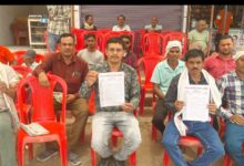 CMO के निलंबन की मांग पर व्यापारियों का प्रदर्शन, दुकानें बंद कर जताया विरोध