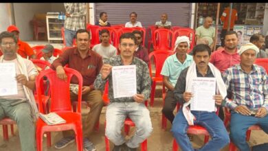 CMO के निलंबन की मांग पर व्यापारियों का प्रदर्शन, दुकानें बंद कर जताया विरोध