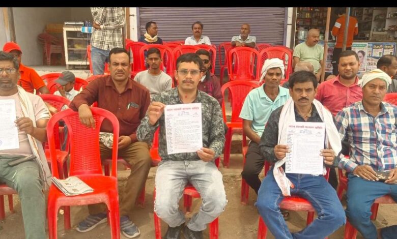 CMO के निलंबन की मांग पर व्यापारियों का प्रदर्शन, दुकानें बंद कर जताया विरोध