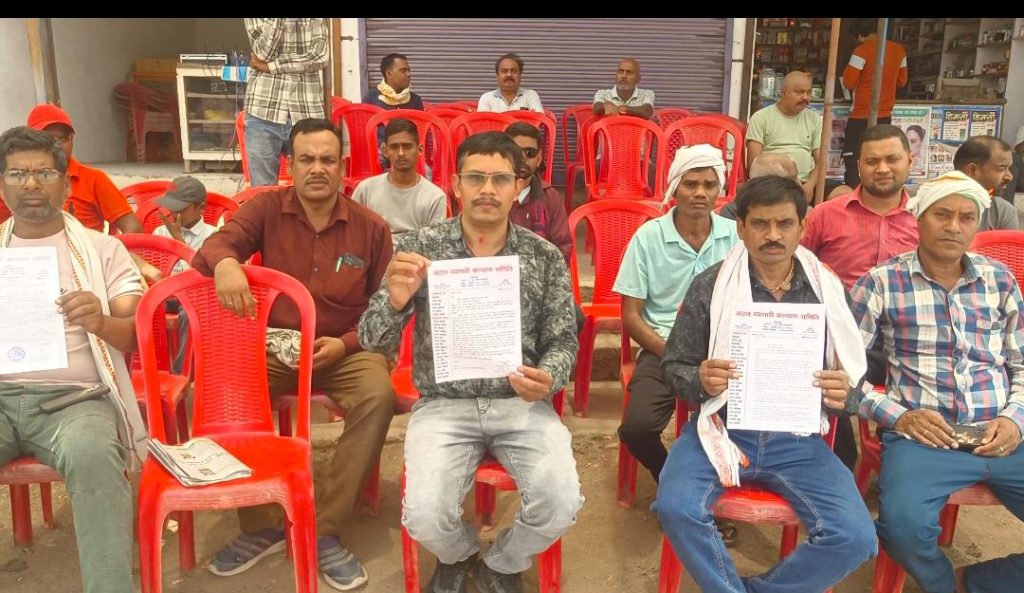 CMO के निलंबन की मांग पर व्यापारियों का प्रदर्शन, दुकानें बंद कर जताया विरोध