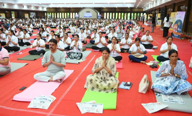 योग दिवस पर राज्यपाल रमेन डेका और सांसद बृजमोहन अग्रवाल ने दिया स्वस्थ जीवन का संदेश