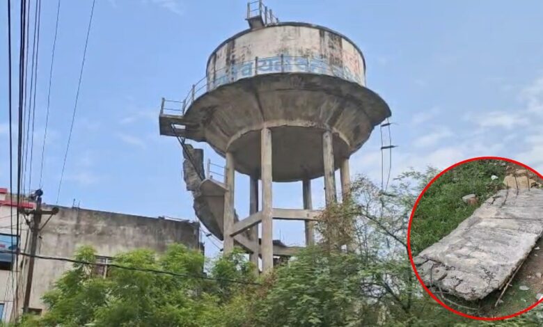 बिलौजी क्षेत्र में जर्जर पानी की टंकी का हिस्सा गिरा, लोगों में दहशत; नगर निगम की लापरवाही पर उठे सवाल