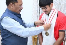 अंडर 18 एशिया कप विजेता खिलाड़ी ने सीएम से की मुलाकात
